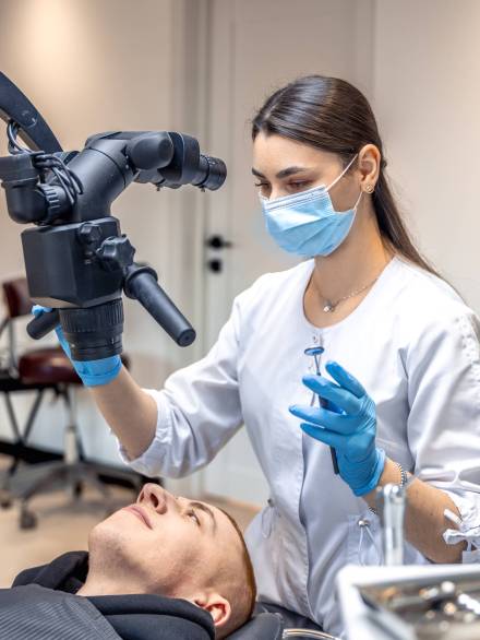 Estetikte-Son-Teknoloji-ve-Yenilikçi-Yöntemler2 Young female dentist treating patient's teeth with dental microscope. Dentistry concept. High quality photo. Professional dental treatment. Dental equipment. SSUCv3H4sIAAAAAAAAA41P0W6DMAz8Fz+DRGBZA79S7SEQQ60CqRKzakL59zmUaq/L050vvjvvQA460O0nVkpV5dhrUyqFY2lcfSnVaHRzMa3BuoECnGWETjWN0e1HXem6bnQlr4DeRhqg24HmeYscLJNfoRMl4OowHBAdsQ9kZ2GpgMiWt4hR1oQN4j2JevC333XPcyko4XHrM0jFP2dfBdgJ1+En+6dcZEZ7xF1Fuj8Zw3Jme77lihk+Ag20TmcnOcUvL7x6zrtHAvvhTu5cfp1xI5mGnAXbY/bWoTvlrV+I+U0DfhM+/36nlH4B+N9lC4QBAAA=
